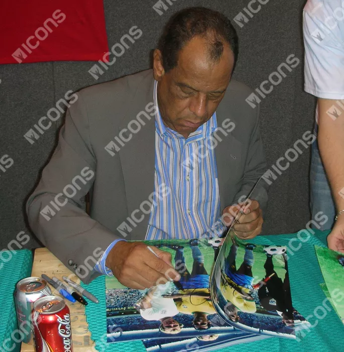 Carlos Alberto Official 1970 FIFA World Cup™ Signed And Framed Brazil Photo: Meeting With Bobby Moore