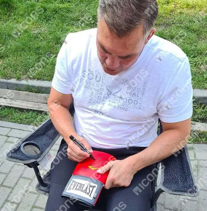 Dariusz Michalczewski Signed Red Everlast Boxing Glove In Acrylic Case: "Tiger" Signature Edition