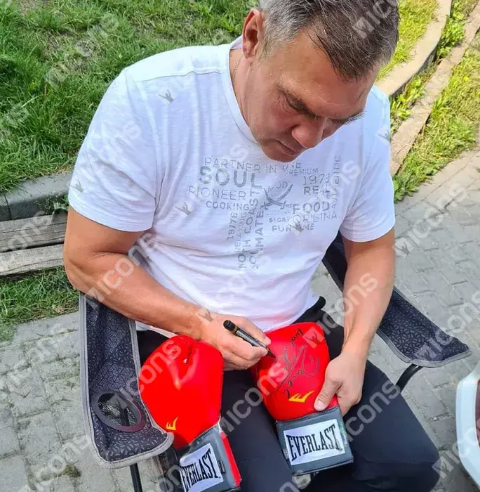 Dariusz Michalczewski Signed Red Everlast Boxing Glove In Acrylic Case