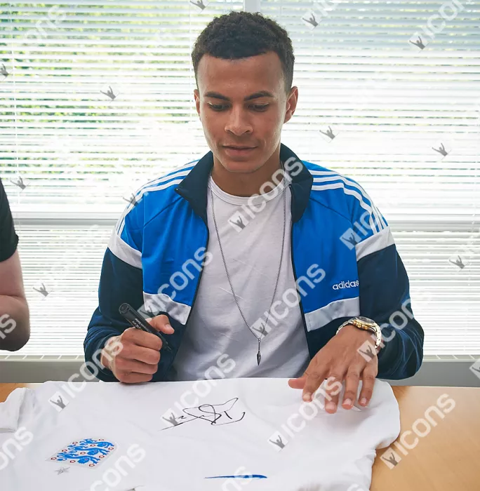 Dele Alli Front Signed England 2014-15 Home Shirt In Classic Frame