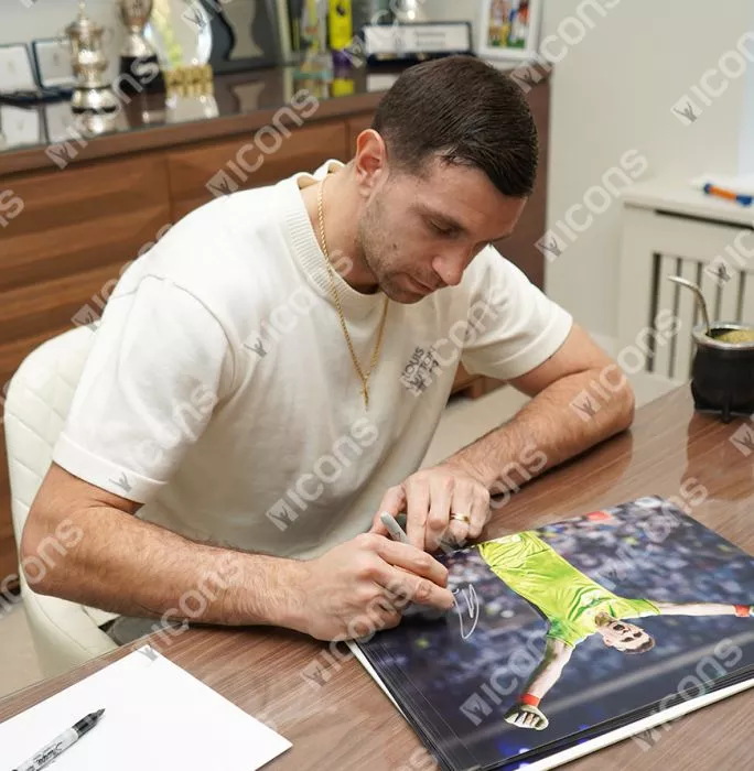 Emiliano Martinez Signed Argentina Photo: 2022 FIFA World Cup Final Celebration