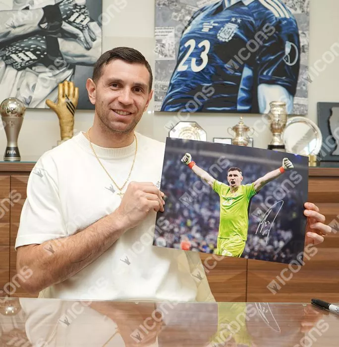 Emiliano Martinez Signed Argentina Photo: 2022 FIFA World Cup Final Celebration