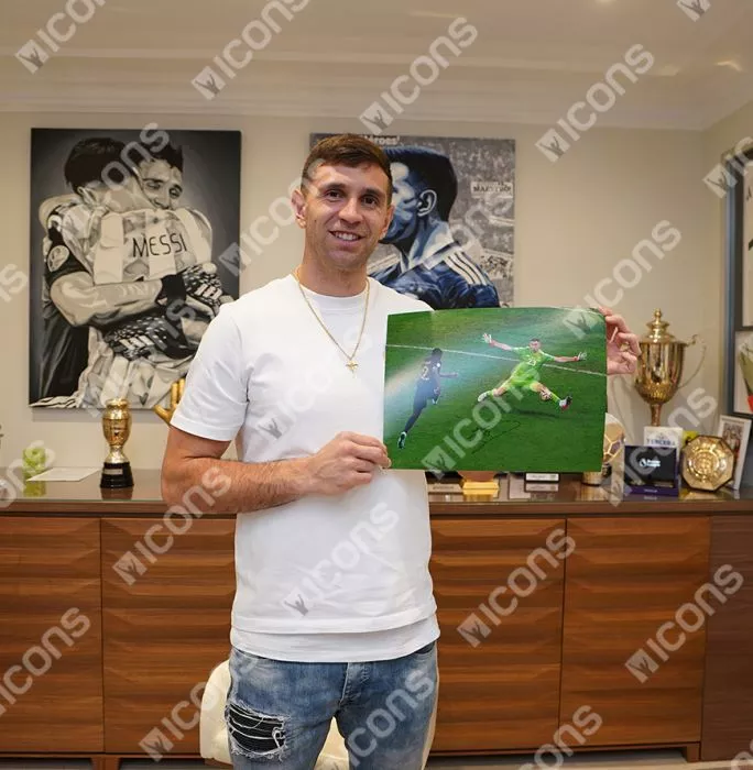 Emiliano Martinez Signed Argentina Photo In Premium Photo Frame: Iconic 2022 FIFA World Cup Final Save