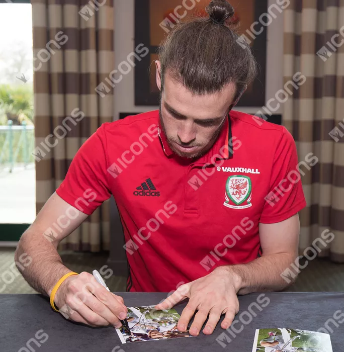 Gareth Bale Signed Mini Real Madrid Photo: 2016 UEFA Champions League Winner