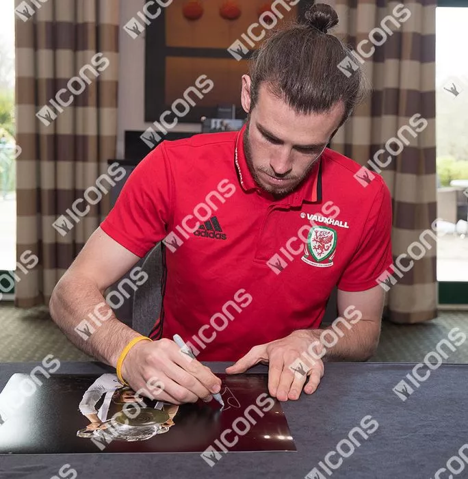 Gareth Bale Signed Real Madrid Photo In Black Wooden Frame: 2016 UEFA Champions League Winner
