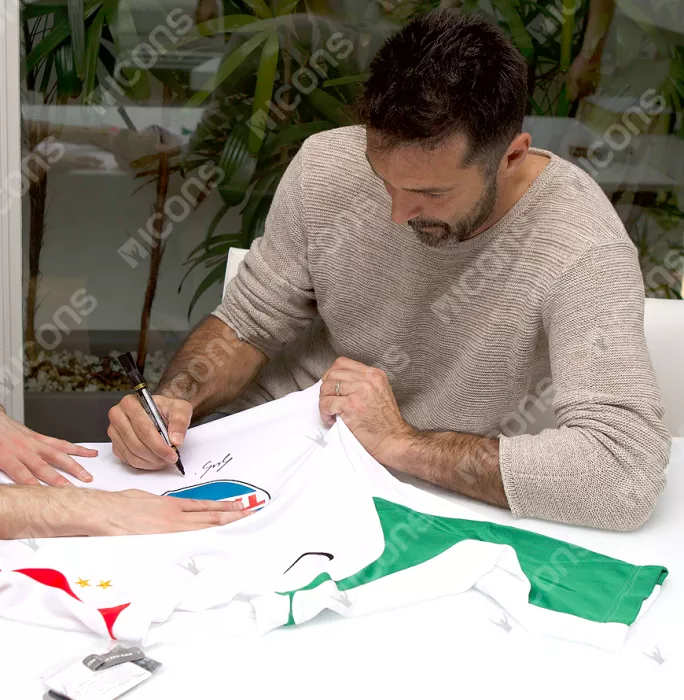 Gianluigi Buffon Front Signed White Juventus 2005-06 Goalkeeper Shirt