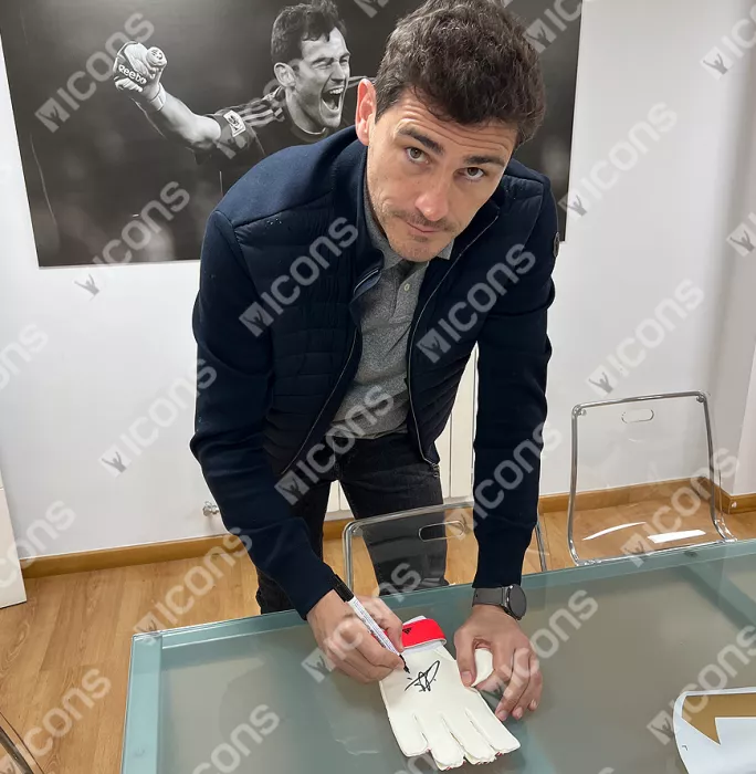 Iker Casillas Signed White And Red Adidas Predator 20 Goalkeeper Glove In Acrylic Case