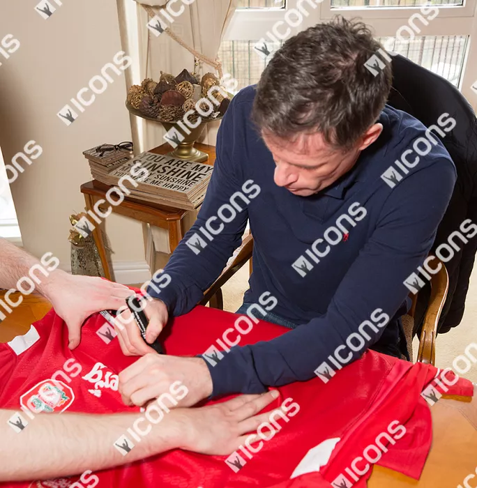 Jamie Carragher Front Signed Liverpool Home Shirt: Istanbul 2005 In Classic Frame