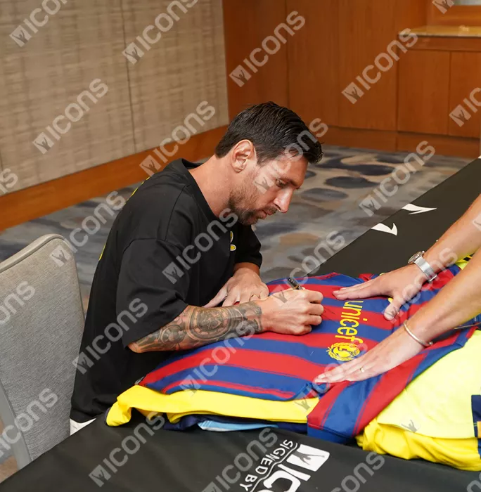 Lionel Messi Official FC Barcelona Front Signed And Framed 2009-10 Home Shirt