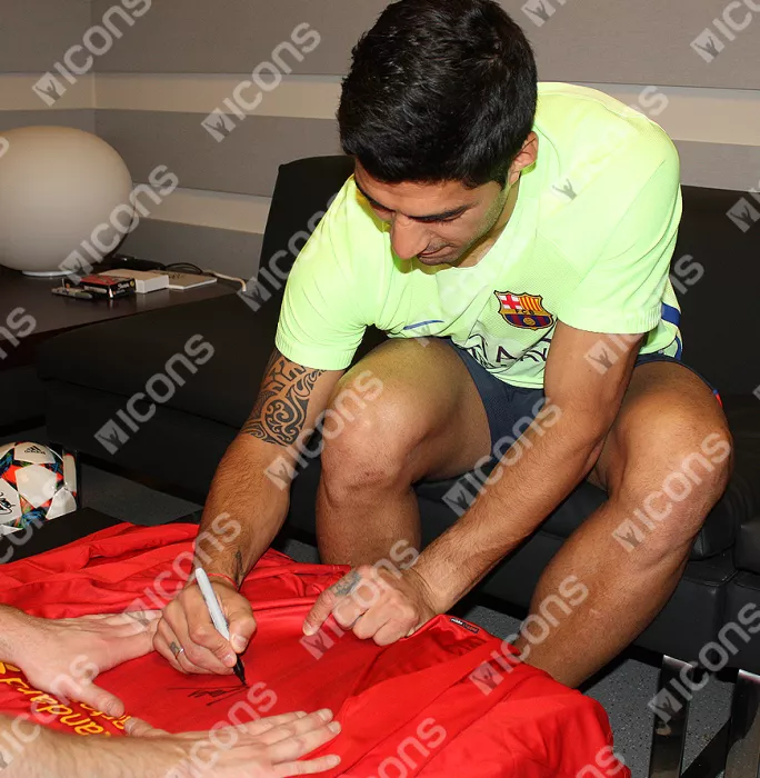 Luis Suarez Front Signed Liverpool 2013-14 Home Shirt In Hero Frame: Option 1