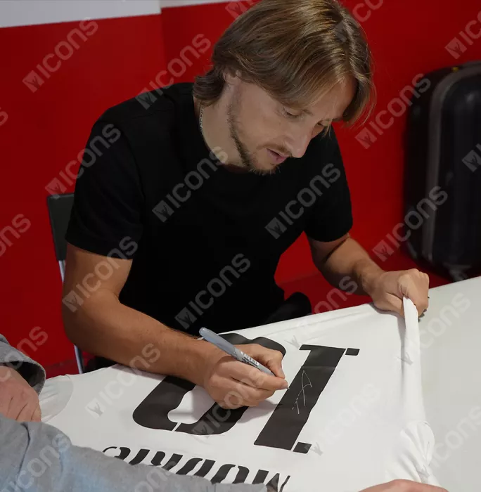 Luka Modric Back Signed Real Madrid 2022-23 Home Shirt With Fan Style Numbers In Classic Frame