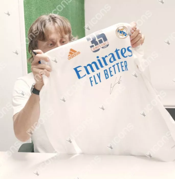 Luka Modric Front Signed Real Madrid 2021-22-Long Sleeve Home Shirt: La Liga Champions In Hero Frame: Option 1