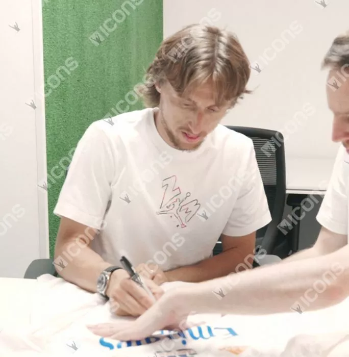 Luka Modric Front Signed Real Madrid 2021-22-Long Sleeve Home Shirt: La Liga Champions