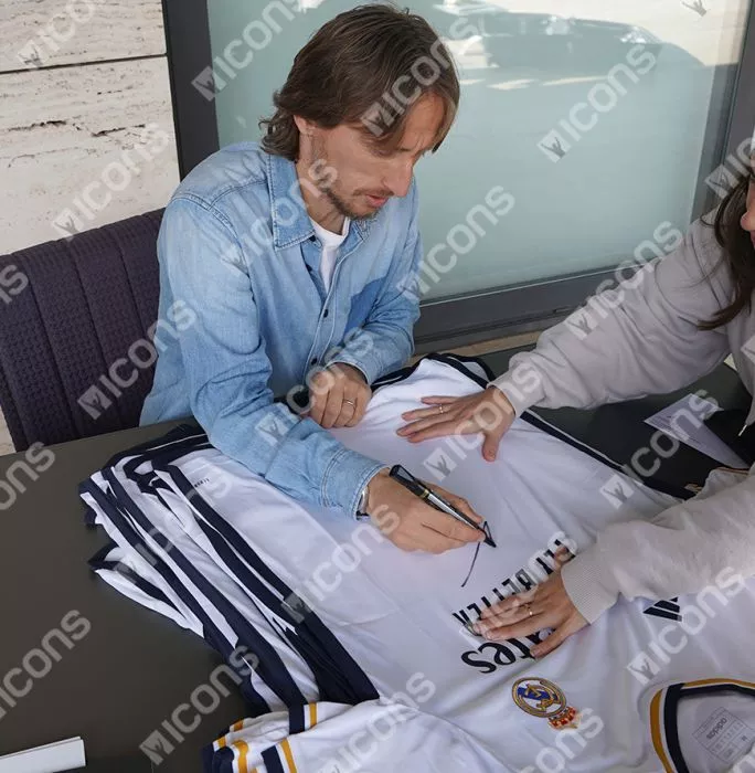 Luka Modric Front Signed Real Madrid 2023-24 Home Shirt In Classic Frame