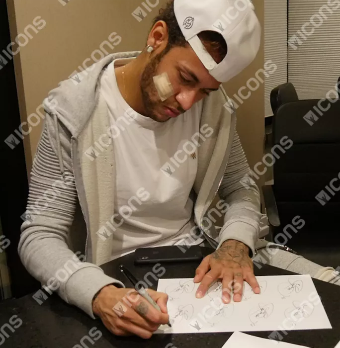 Neymar Jr Signed Card And Paris Saint-Germain Photo Frame: Option 1