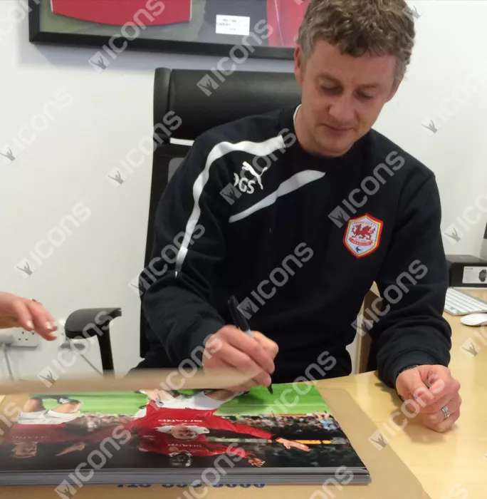 Ole Gunnar Solskjaer Signed Manchester United Photo In Black Wooden Frame: 1999 UEFA Champions League Final Celebration