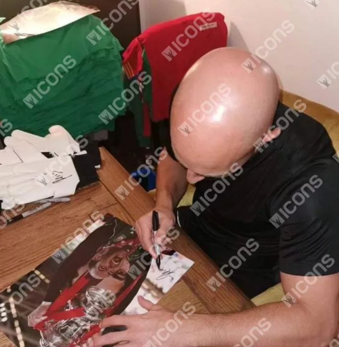 Pepe Reina Signed And Framed Liverpool Photo In Premium Photo Frame: 2006 FA Cup Winner