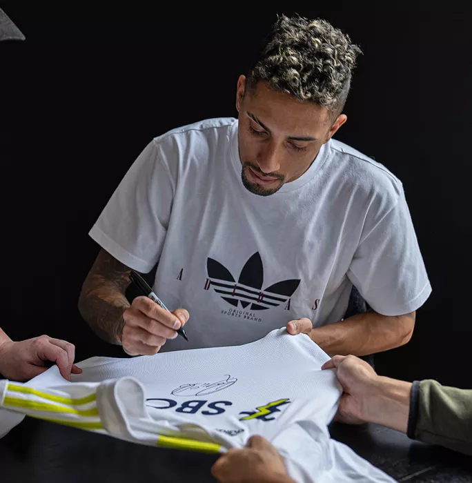 Raphinha Front Signed Leeds United 2021-22 Home Shirt In Hero Frame: Option 1