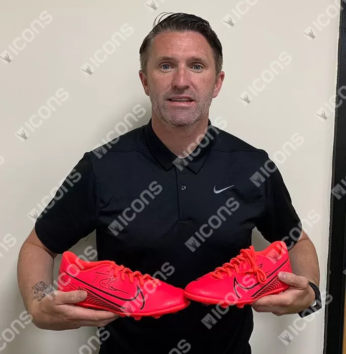 Robbie Keane Signed Red And Black Nike Mercurial Vapor Boot In Bubble Frame: Option 1