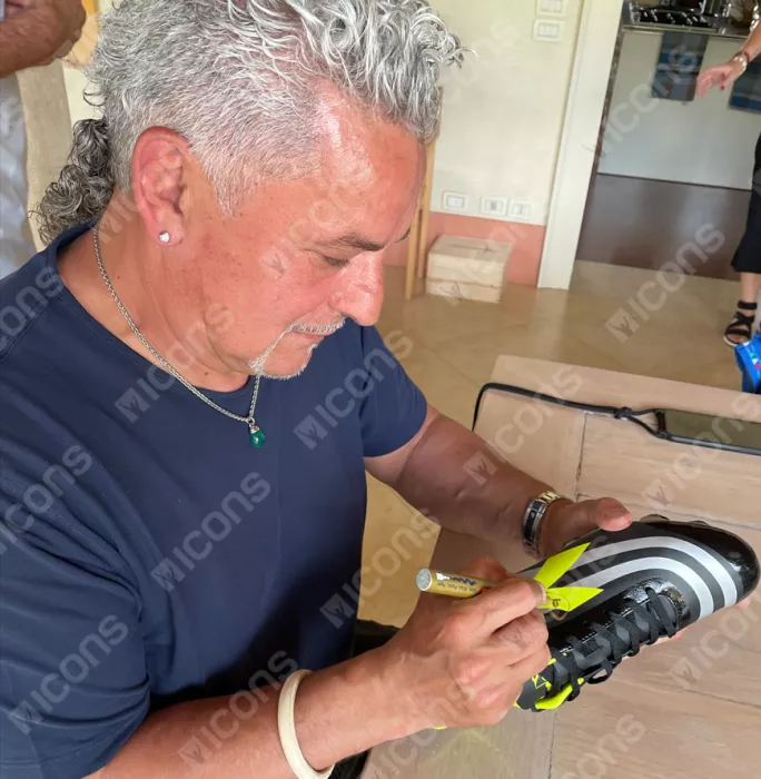 Roberto Baggio Signed Black & Silver Diadora Boot In Acrylic Case