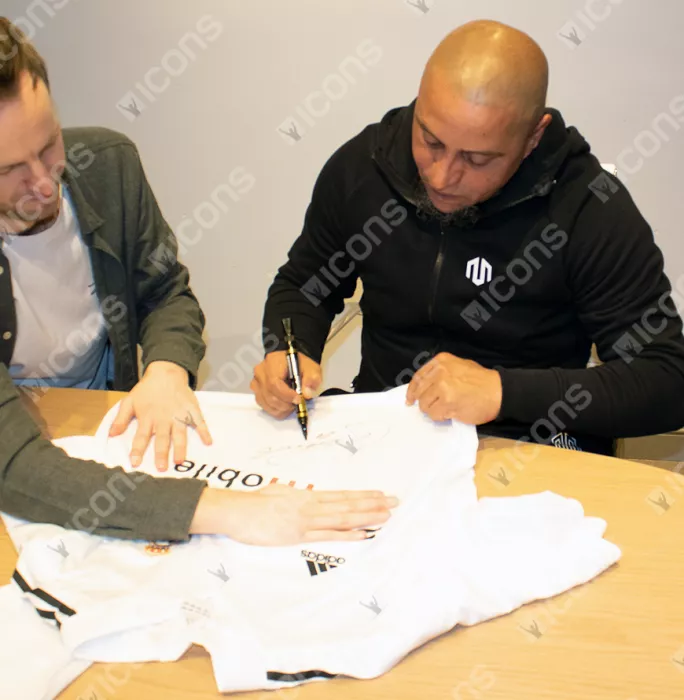 Roberto Carlos Front Signed Real Madrid 2004-05 Home Shirt In Hero Frame: Option 1