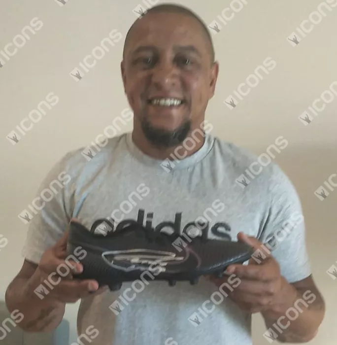 Roberto Carlos Signed Black Nike Boot In Acrylic Case