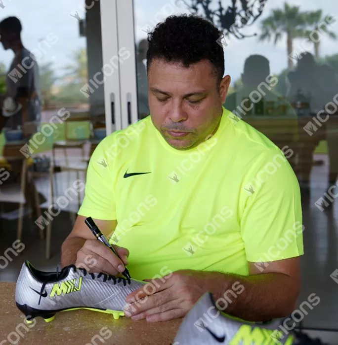 Ronaldo Signed Silver Nike Mercurial Boot In Bubble Frame: Option 1