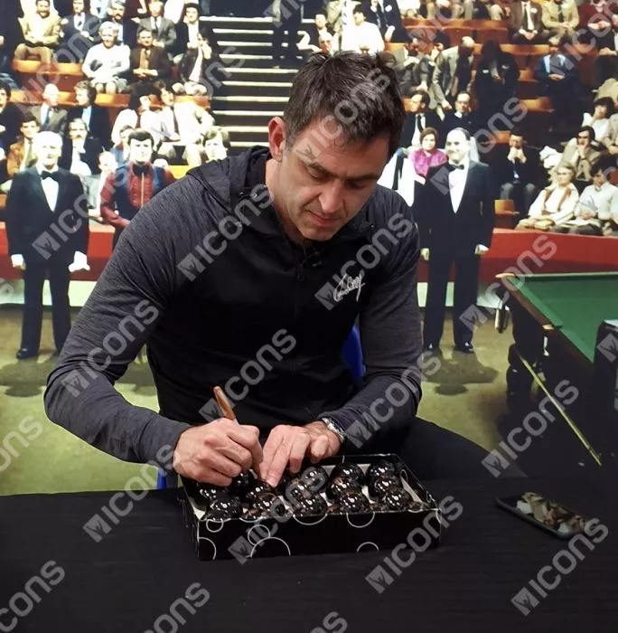 Ronnie O'Sullivan Signed Black Snooker Ball: Gold Signature Edition
