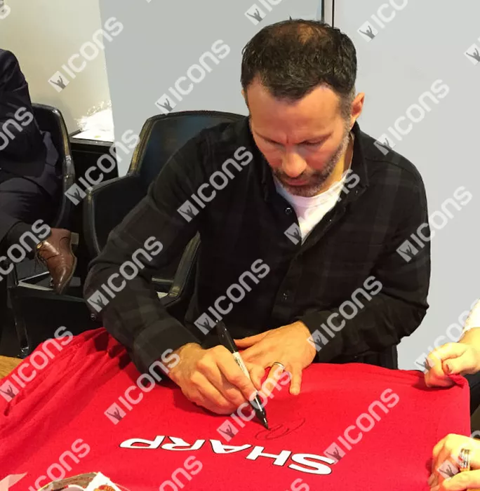 Ryan Giggs Front Signed Manchester United Shirt In Classic Frame: 1999 UEFA Champions League Final