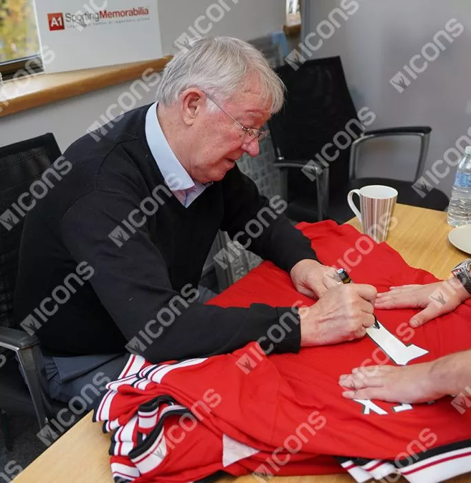 Sir Alex Ferguson Back Signed Manchester United 1999 League Shirt - Number 1 In Classic Frame