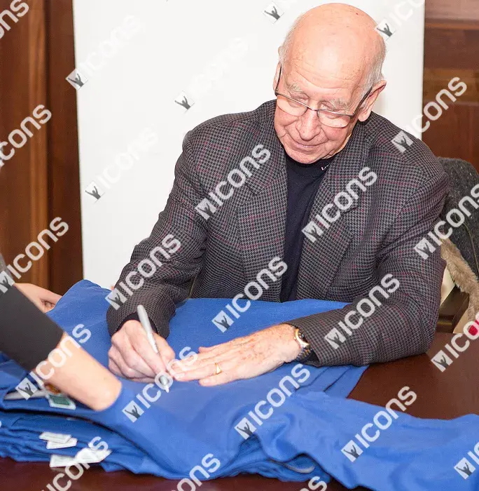 Sir Bobby Charlton Signed Manchester United Away Shirt 1968 European Cup Final In Hero Frame: Option 1