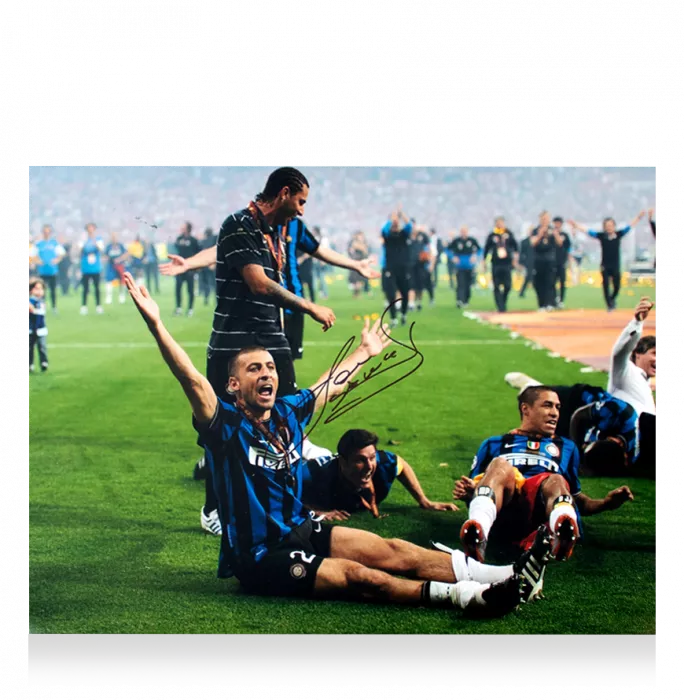 Walter Samuel Signed Internazionale Photo In Black Wooden Frame: 2010 UEFA Champions League Winner