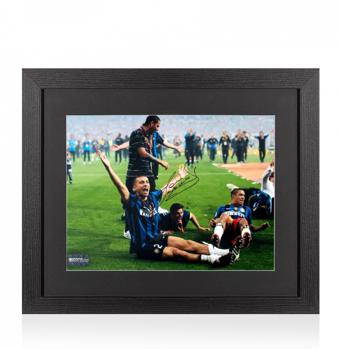 Walter Samuel Signed Internazionale Photo In Black Wooden Frame: 2010 UEFA Champions League Winner