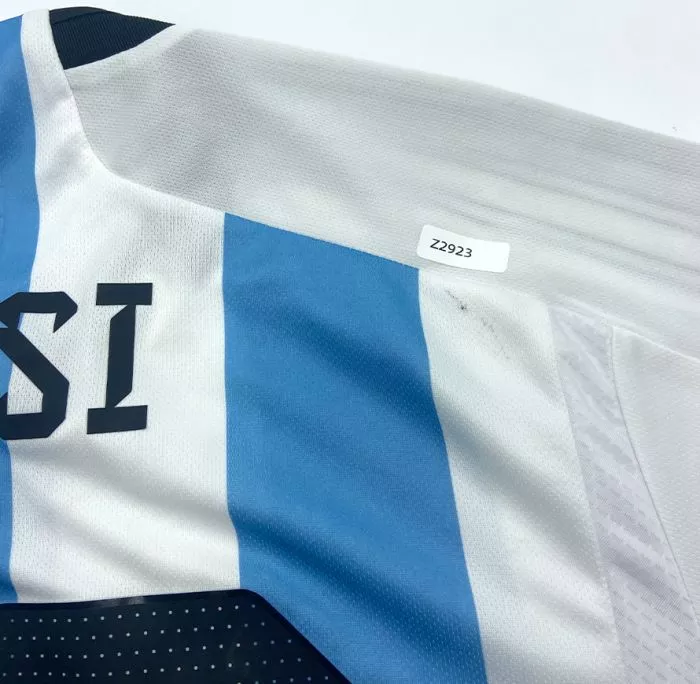 WAREHOUSE SECONDS Lionel Messi Official Back Signed Argentina 2022 Edition Black Mark On Shoulder GRADE B